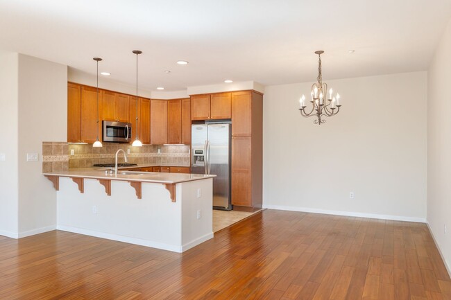 Building Photo - Modern Townhouse