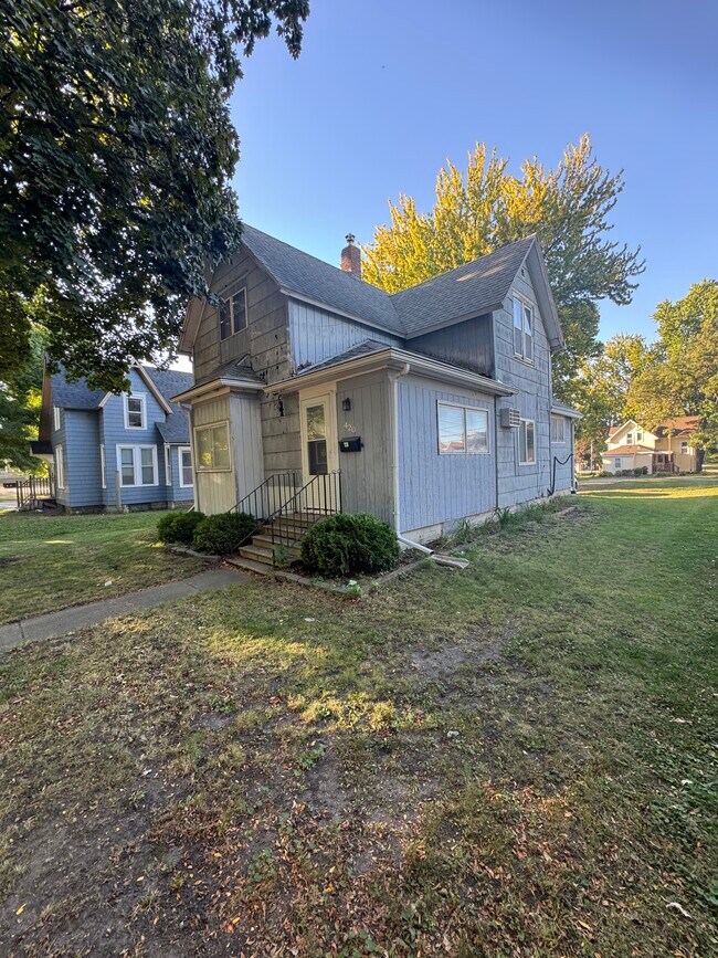 Building Photo - 420 W College St