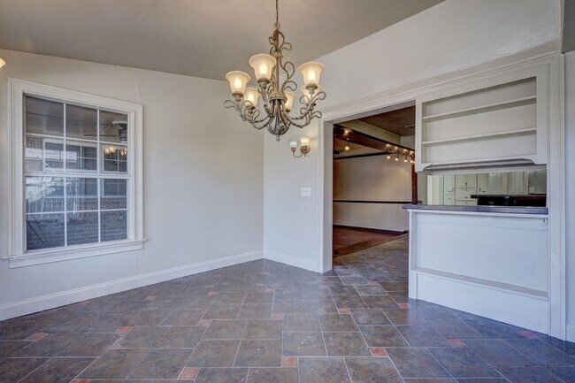 Building Photo - 4 bed 3 bath home!