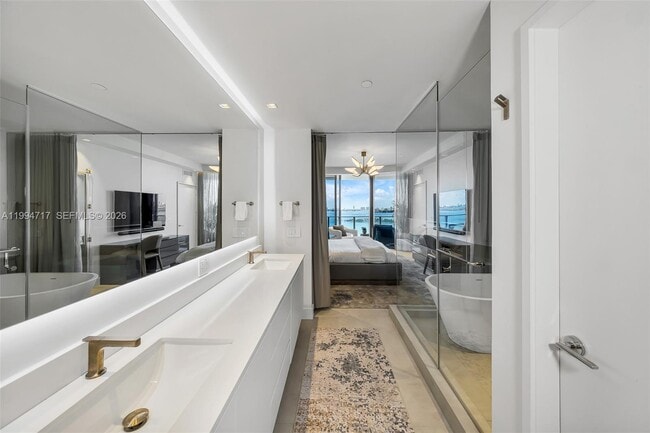 Building Photo - 700 NE 24th St