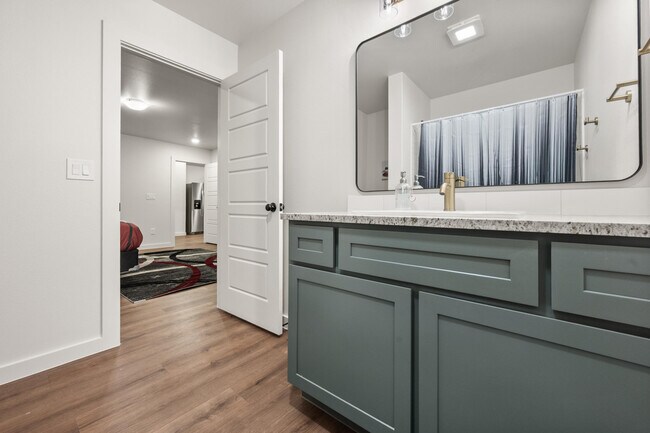 Building Photo - 2515 Kenwood Ave