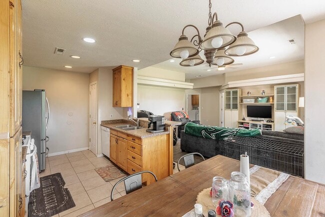 Building Photo - Stunning 4 Bedroom Home in St. George! Pet Friendly!