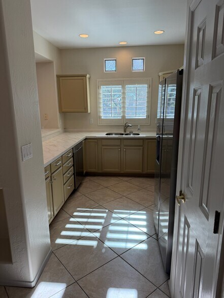 Building Photo - 9100 E Raintree Dr