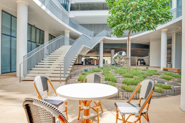 Building Photo - 1000 Auahi St