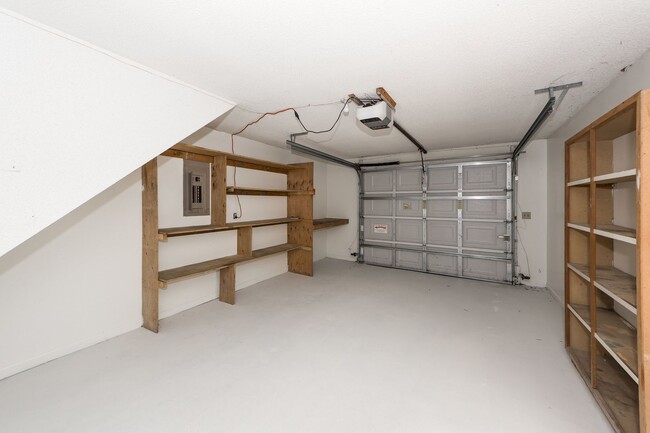 Building Photo - 3 Bedroom 2 Bath Home in Briarwood - Summe...