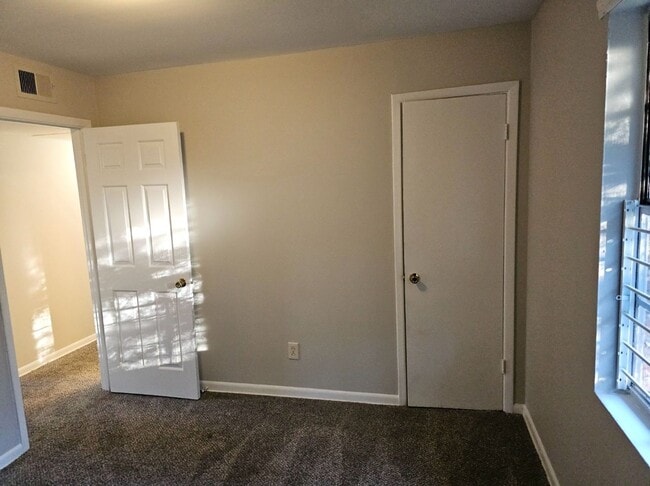 Building Photo - Newly renovated 2 bedroom, 1 bath duplex i...
