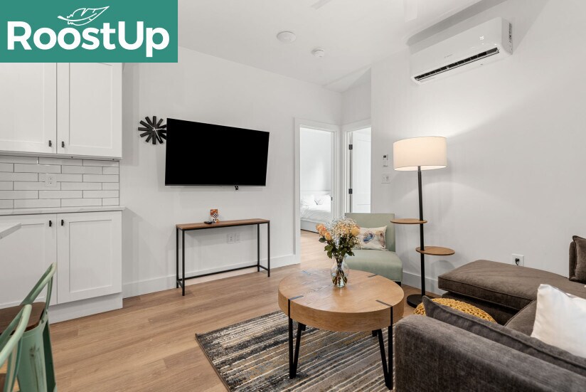 Building Photo - Furnished private bedroom with private ens...