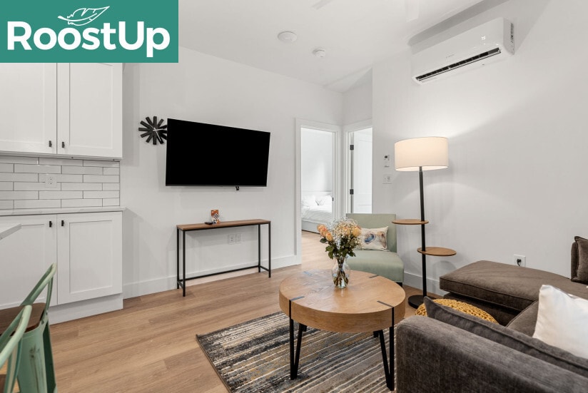 Building Photo - Furnished private bedroom with private ensuite bath