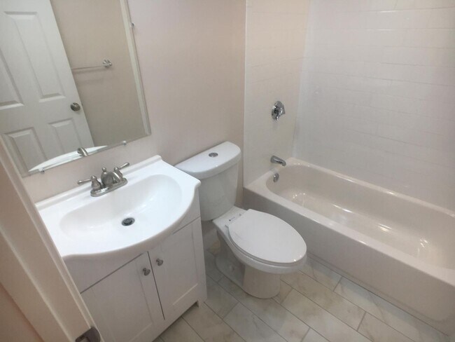 Building Photo - Awesome 4 bed 2 bath in Somerville... Don't miss out!!