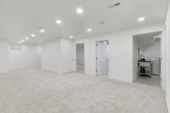 Building Photo - Charming 3 beds 2 baths in Centennial! Own...