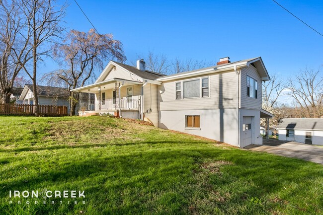 Building Photo - Spacious Three-Bedroom in Woodfin