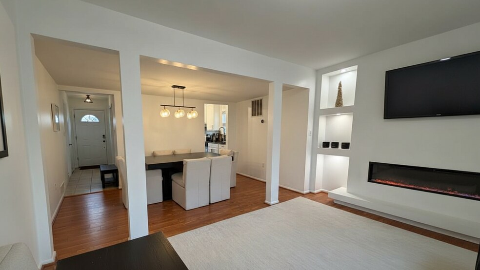 Building Photo - 16031 Dorset Rd