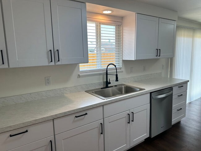 Building Photo - Beautifully updated 2 bedroom 1 bathroom d...