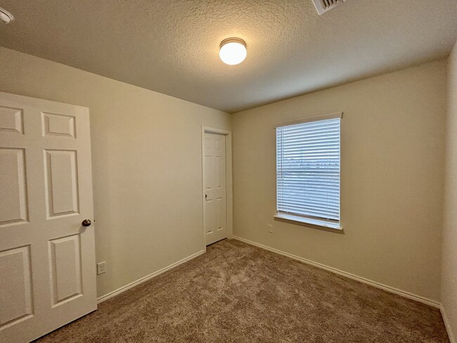 Building Photo - $300 OFF 1ST MONTH RENT IF YOU MOVE IN WIT...