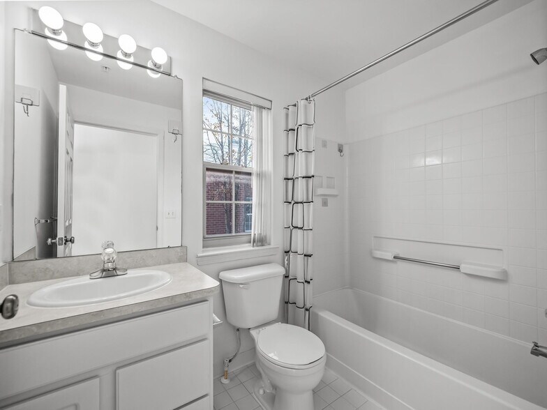 Building Photo - 3094 Camden Dr