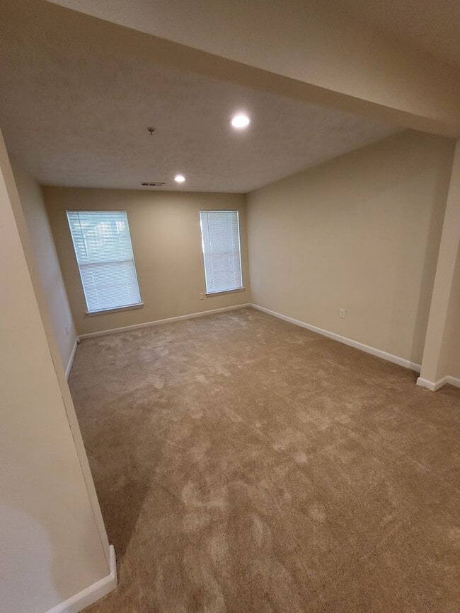 Building Photo - SPACIOUS 3-Level Townhome in Winston's Choice