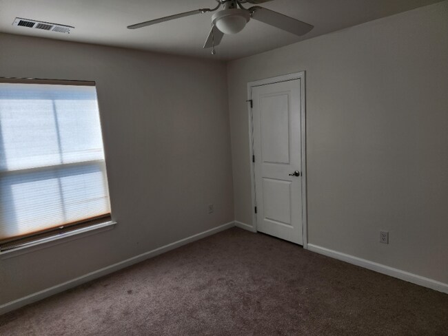 Building Photo - 2041 Leeds Ln