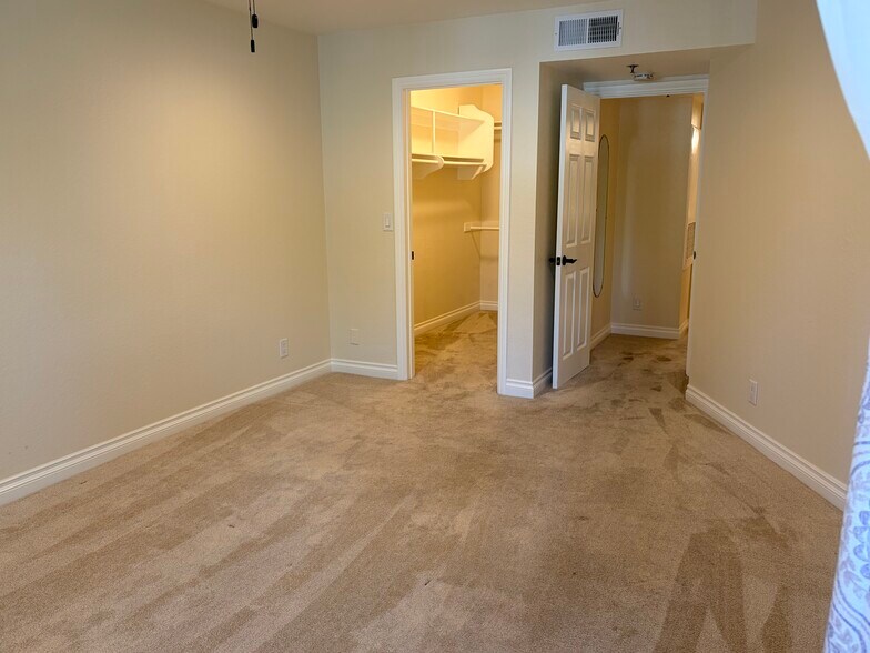 Building Photo - 653 Oak Run Trl
