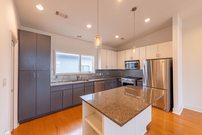 Building Photo - Beautiful South Lamar 2 bed 2 bath Condo!