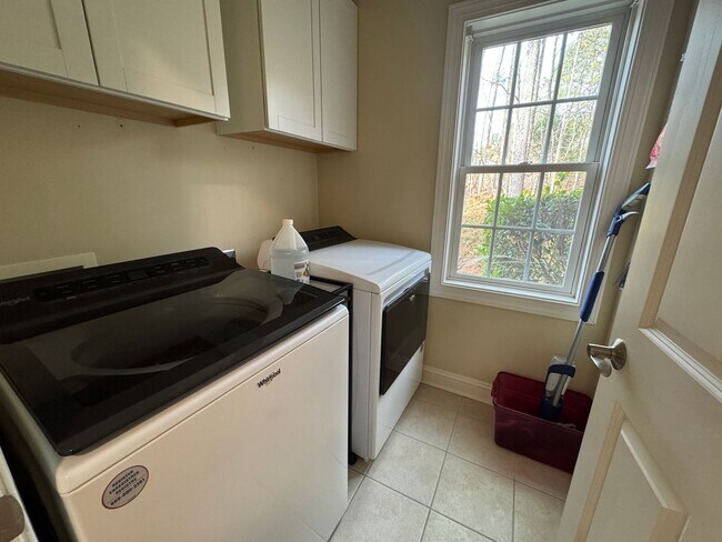 Building Photo - Available to Show