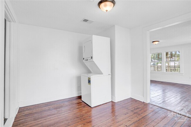Building Photo - 906 E 39th St