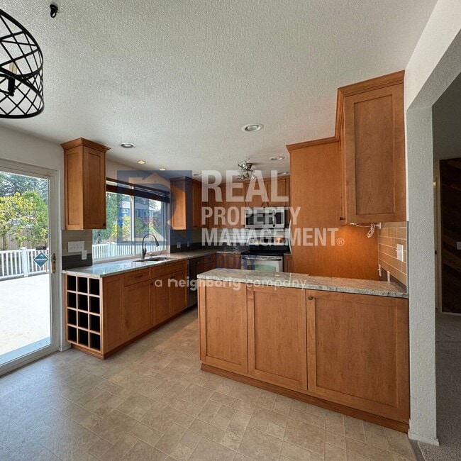 Building Photo - Rare 4 Bedroom Plus 4 Bathroom Home!