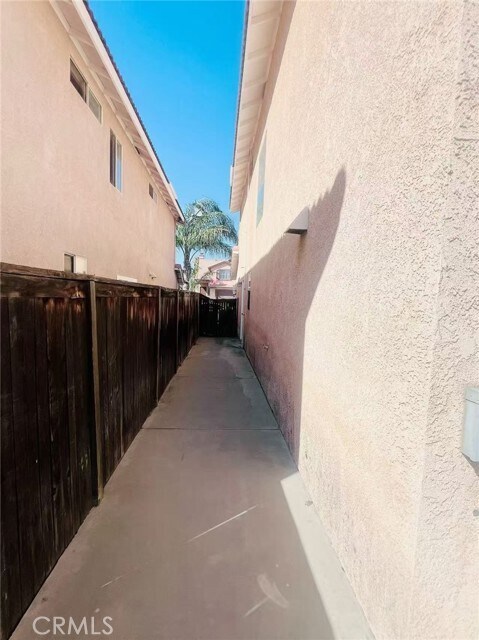 Building Photo - 15865 Flamingo Dr