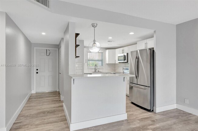 Building Photo - 1400 NE 57th Ct