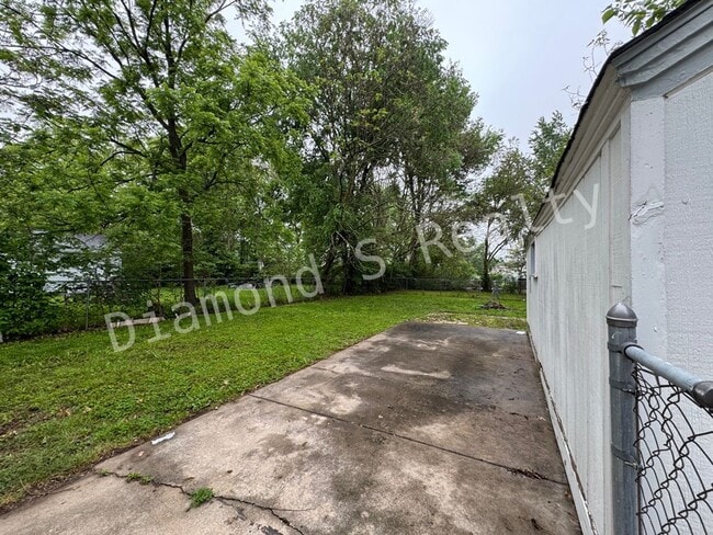 Building Photo - Charming 3 Bedroom Home Available Now - Cl...