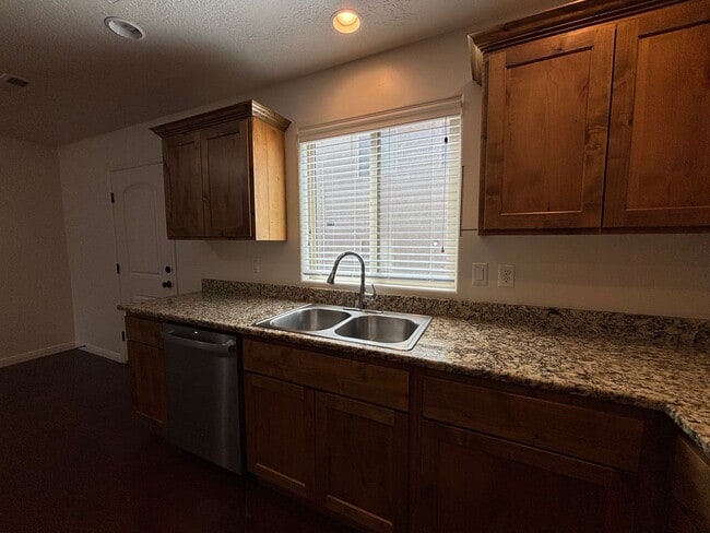 Building Photo - SPACIOUS TOWNHOME AVAILABLE FOR RENT