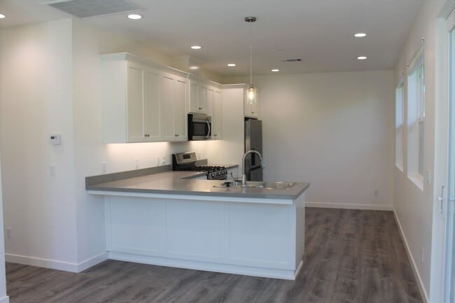 Building Photo - New and clean rear unit in duplex