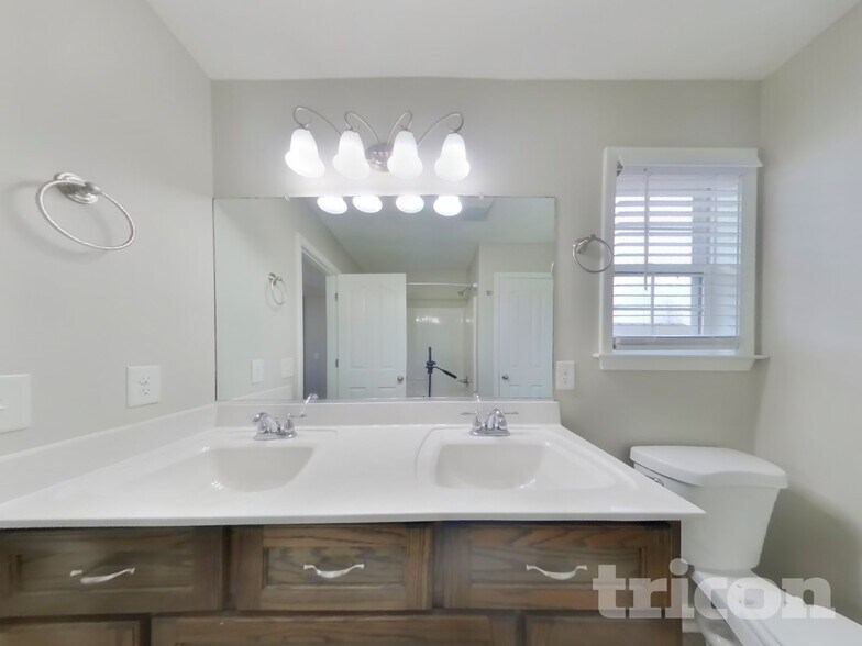 Building Photo - 1820 Elizabeth Ln