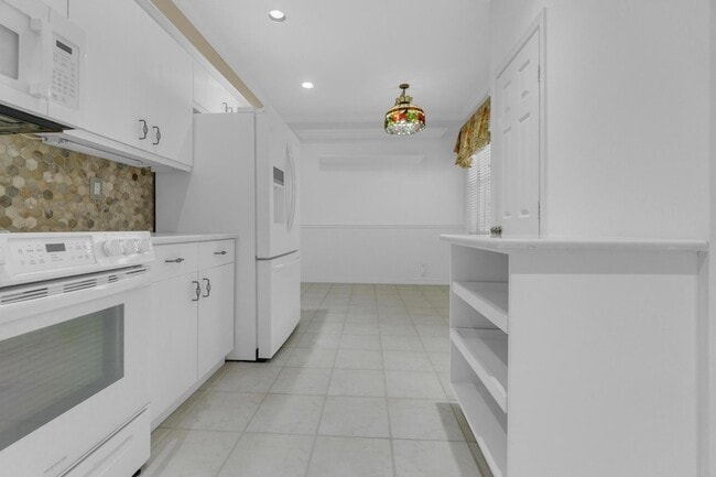 Building Photo - 10664 Royal Caribbean Cir