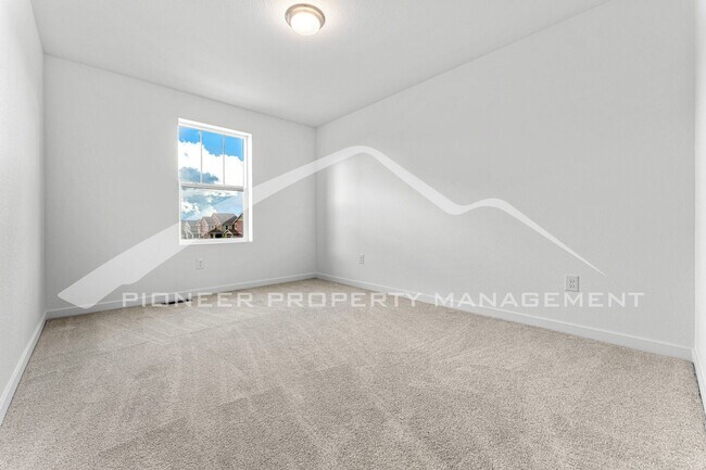 Building Photo - Charming Property with 2 Car Garage and Ce...
