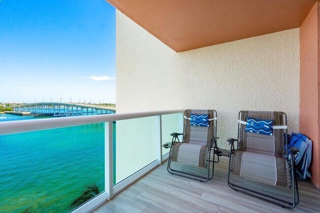 Building Photo - 2640 Lake Shore Dr