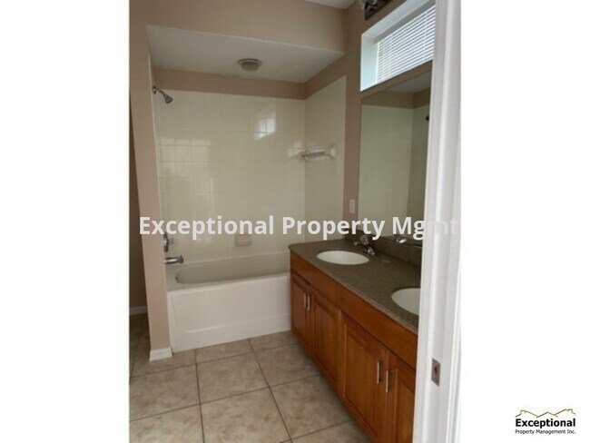Building Photo - First Month Free! 2 Bedroom 2 bath Convenient Location! WATER INCLUDED!!