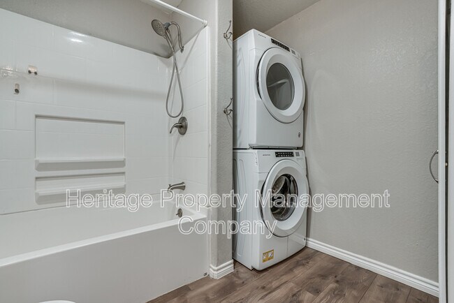Building Photo - 479 S Sycamore Ave