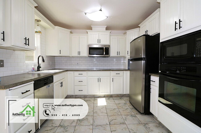 Building Photo - 2061 Jewell Ln