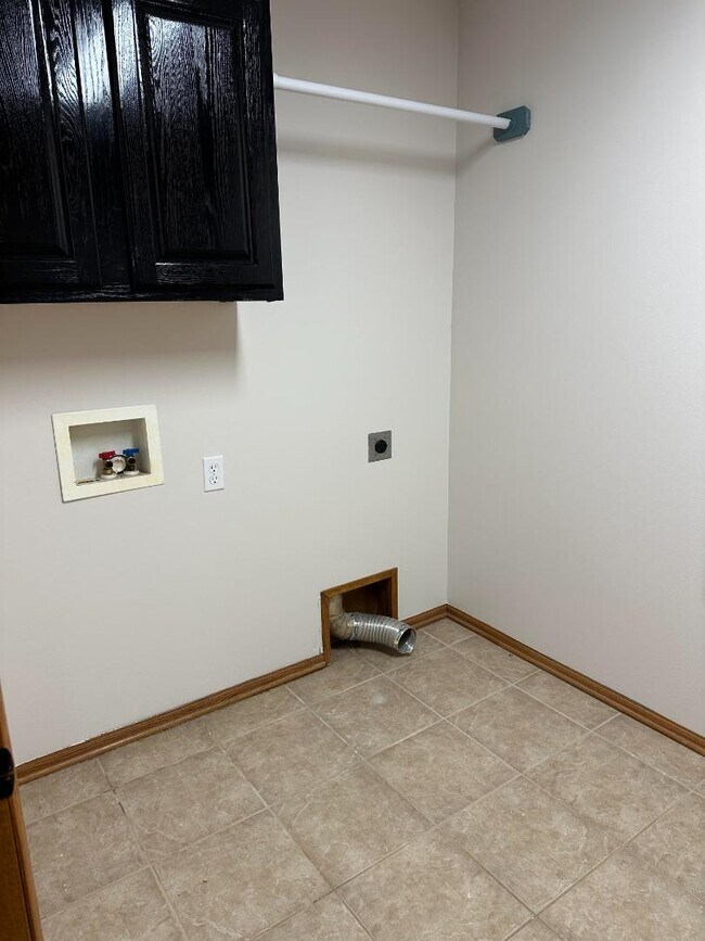 Building Photo - 658 Meadow Cir