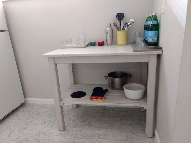 Building Photo - 2615 Garden Dr N