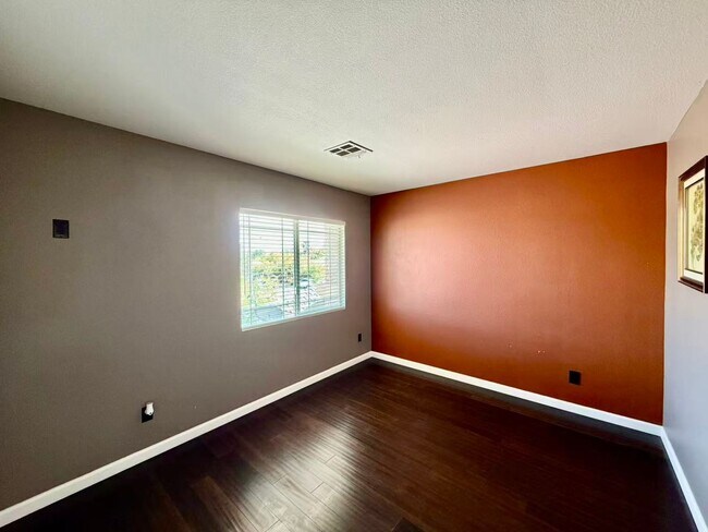 Building Photo - Beautiful and well-maintained two-story home in summerlin
