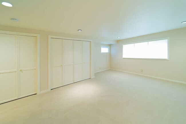 Building Photo - Charming and Well-Maintained Home in a Serene Neighborhood