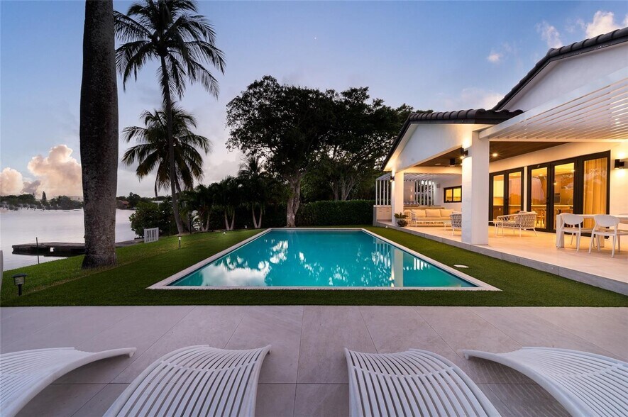 Building Photo - 2560 NE 199th St