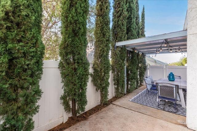 Building Photo - 1640 Maple Dr