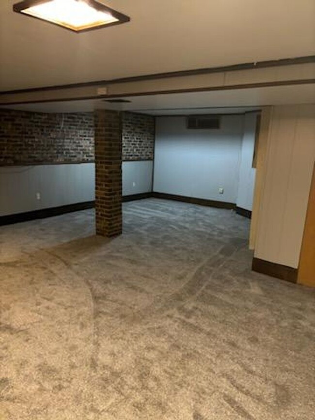 Building Photo - 12 Riverview Lane Bettendorf, IA 52722 - 4...