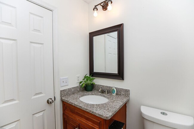 Building Photo - "Charming Kempsville Lake Townhome – Great Amenities & Location!"