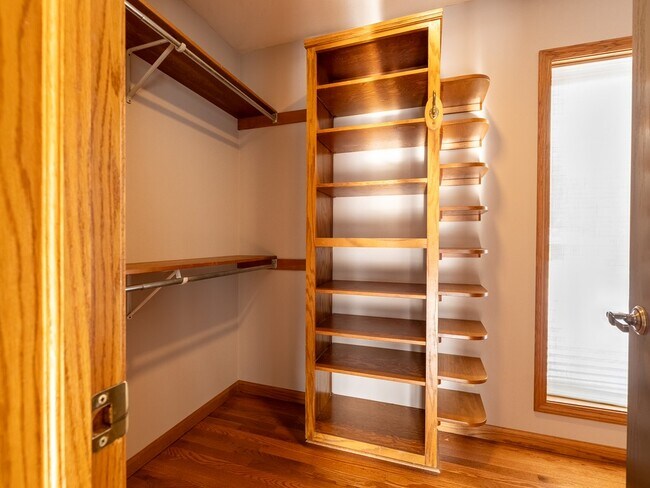 Building Photo - 2630 Glencairin Dr NW