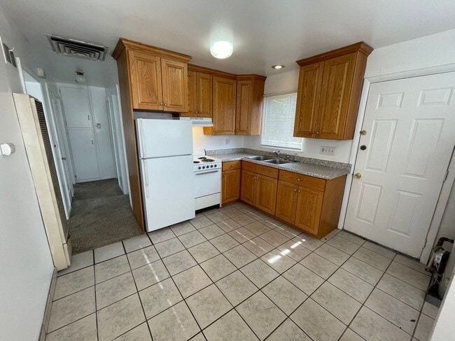 Building Photo - Cute 2 bedroom Duplex For Rent!!