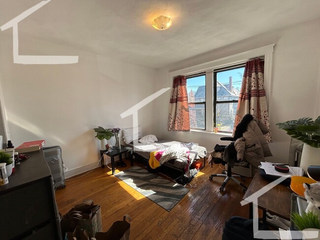 Building Photo - Renovated Brighton 4 Bed/2 Bath on Brookli...