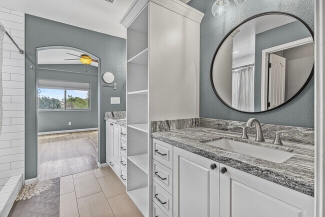 Building Photo - Lovely 3 bed / 2.5 bath Home in the Power ...